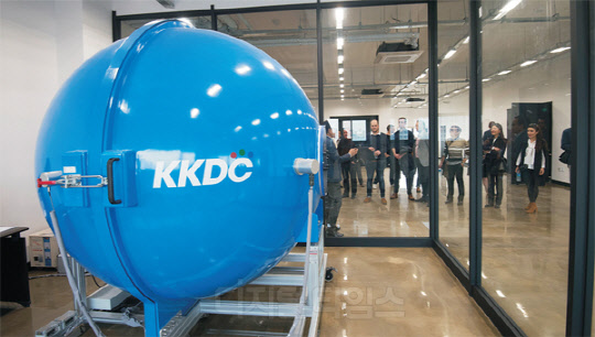 전기장비 및 LED 제조기업 KKDC가 마곡 R&D센터에서 8일 개소식을 열었다. 이날 해외 10개국 바이어와 지사장 등이 광량 측정하는 적분구를 살펴보고 있다.   유동일기자 eddieyou@